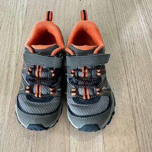 Gently used boys Merrell sneakers, size 11.5. In good condition.